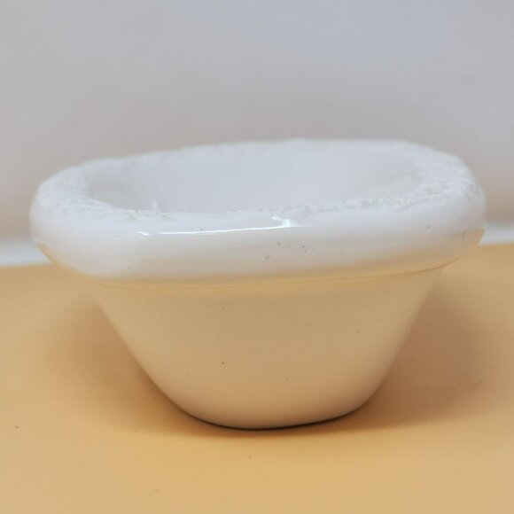 Set Of 2 White Ceramic Floral Soap Dishes With Embossed Design Bathroom Decor - Picture 7 of 15